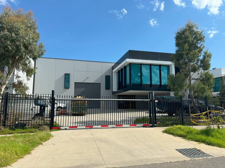 Click to view all images 7 Silvretta Court Clyde North VIC 3978 - Image 2