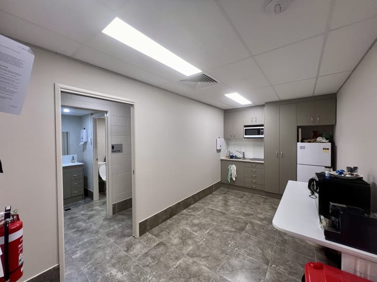Click to view all images 3/3375 Pacific Highway Slacks Creek QLD 4127 - Image 3
