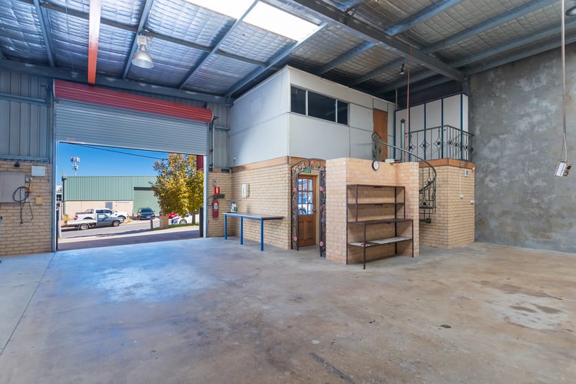 Click to view all images 2/24 Parkinson Lane Kardinya WA 6163 - Image 3