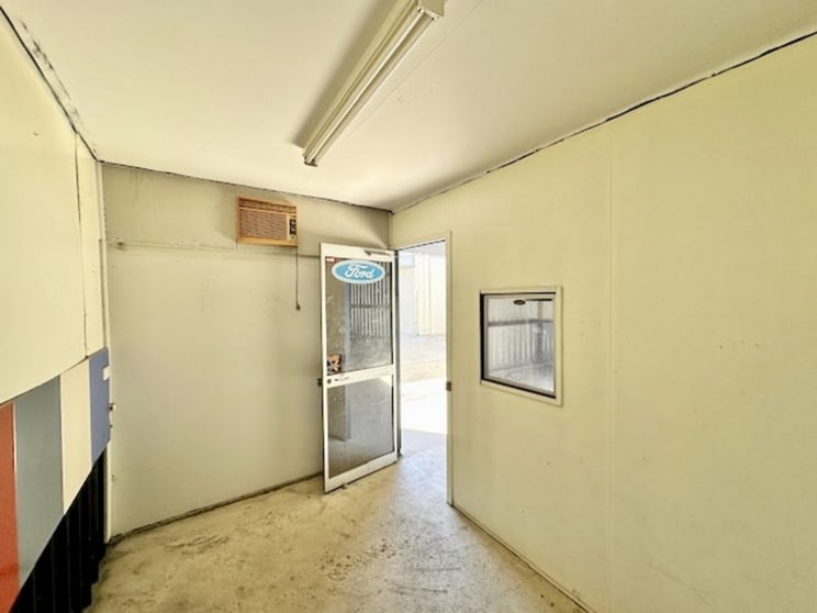 Click to view all images Unit 2/26 Punari Street Currajong QLD 4812 - Image 3