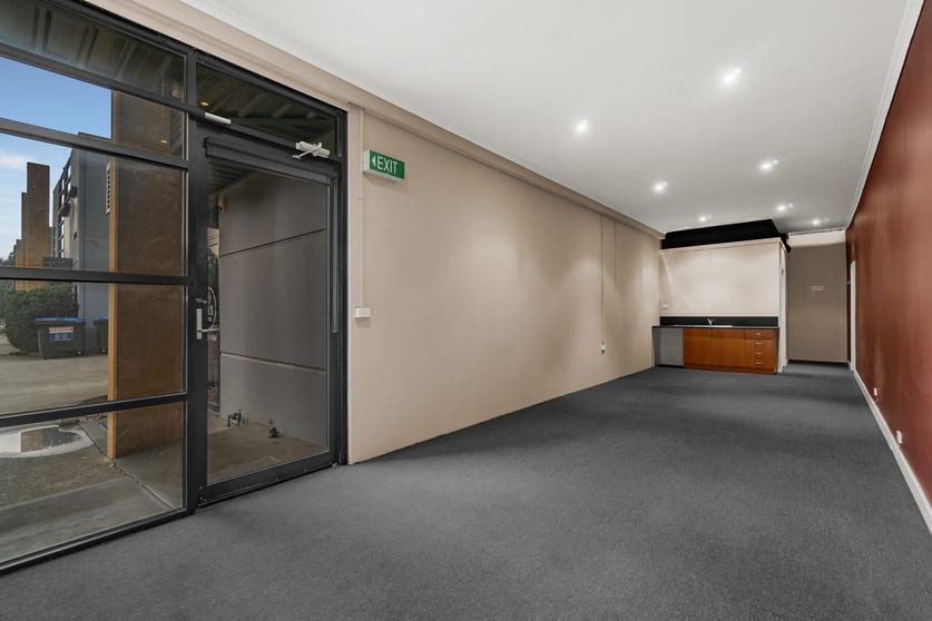 Click to view all images 7/50 Heaths Court Mill Park VIC 3082 - Image 3
