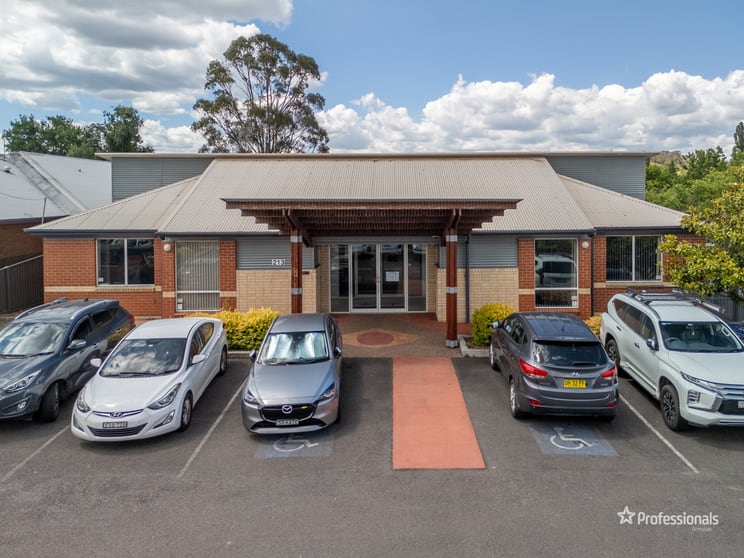 Click to view all images 213-215 Rusden Street Armidale NSW 2350 - Image 2