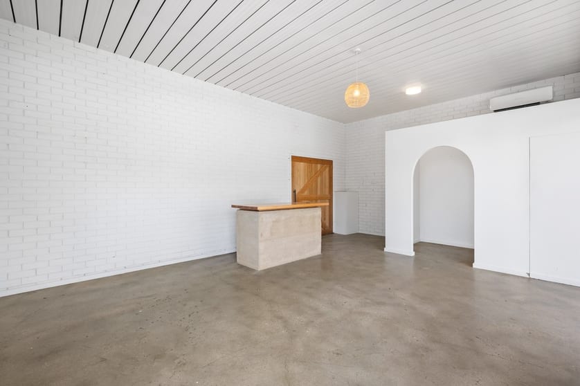 Click to view all images 2/510 Smollett Street Albury NSW 2640 - Image 2