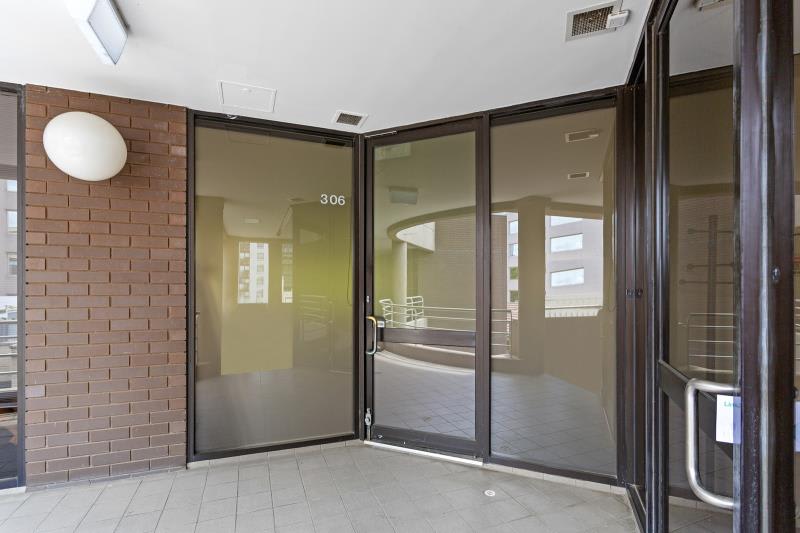 Click to view all images 306/620 St Kilda Road Melbourne VIC 3004 - Image 3