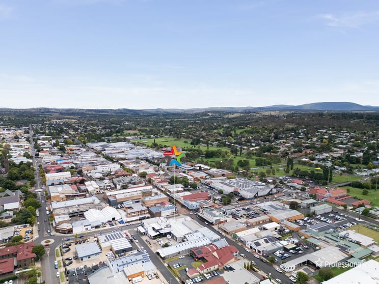 Click to view all images 10 & 11/108 Beardy Street Armidale NSW 2350 - Image 3