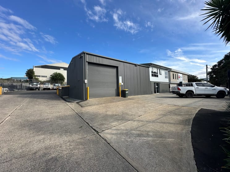 Click to view all images 6 Prince Of Wales Avenue Unanderra NSW 2526 - Image 1