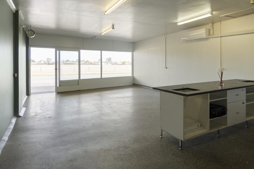 Click to view all images 3/2 Novakoski Street Kepnock QLD 4670 - Image 2