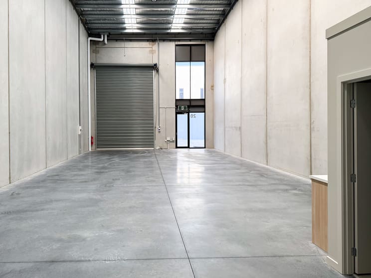 Click to view all images 20 Zinc Circuit Cranbourne North VIC 3977 - Image 2