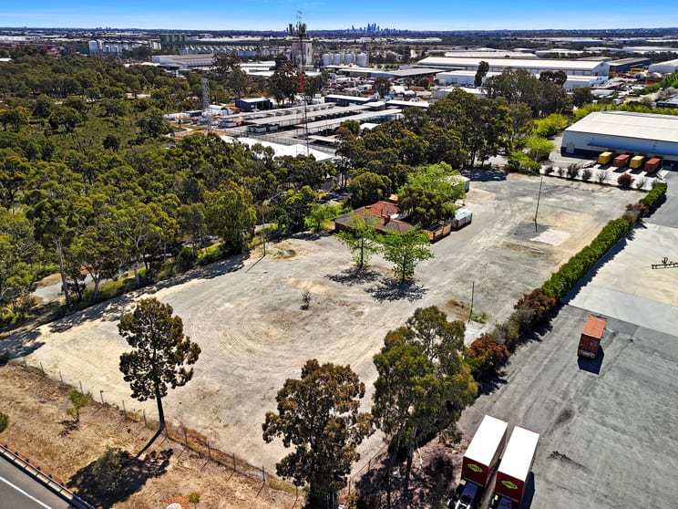 Click to view all images 11 Hillary Place Forrestfield WA 6058 - Image 3