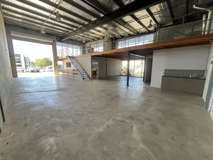 Click to view all images 1/8 Myer Lasky Drive Cannonvale QLD 4802 - Image 1