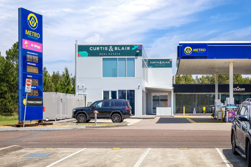 Click to view all images 3 Williamtown Drive Williamtown NSW 2318 - Image 2