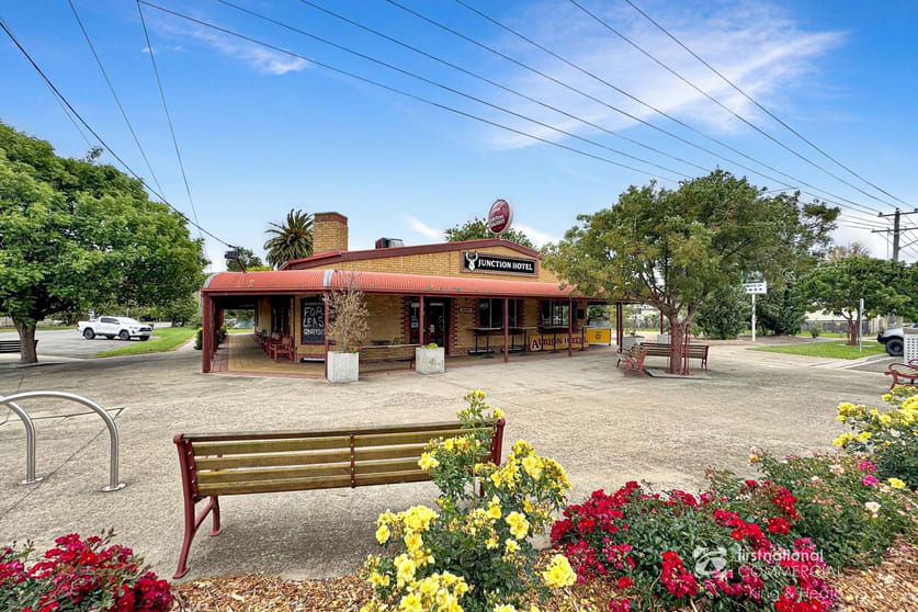 Click to view all images 6880 Great Alpine Road Swifts Creek VIC 3896 - Image 1