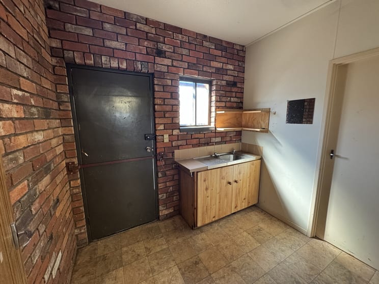 Click to view all images 104 Clarendon Street Maryborough VIC 3465 - Image 2