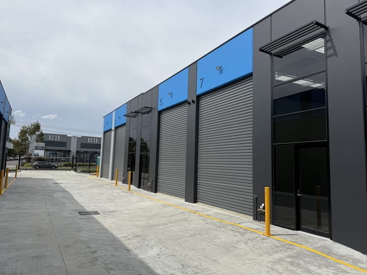 Click to view all images Unit 7/40 Danaher Drive South Morang VIC 3752 - Image 3