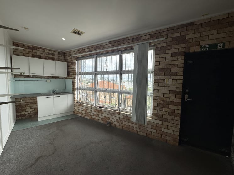 Click to view all images 858 Old Cleveland Road Carina QLD 4152 - Image 3