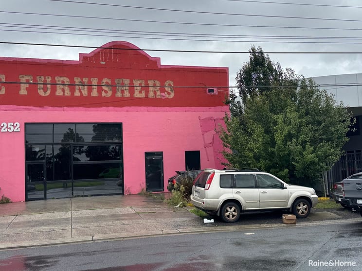 Click to view all images 250 MCINTYRE ROAD Sunshine North VIC 3020 - Image 2