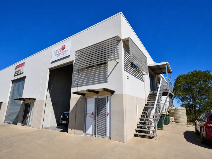 Click to view all images 1/27-29 O'Neil Street Moranbah QLD 4744 - Image 1
