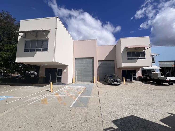 Click to view all images 4 & 5/9 Valente Close Chermside QLD 4032 - Image 1
