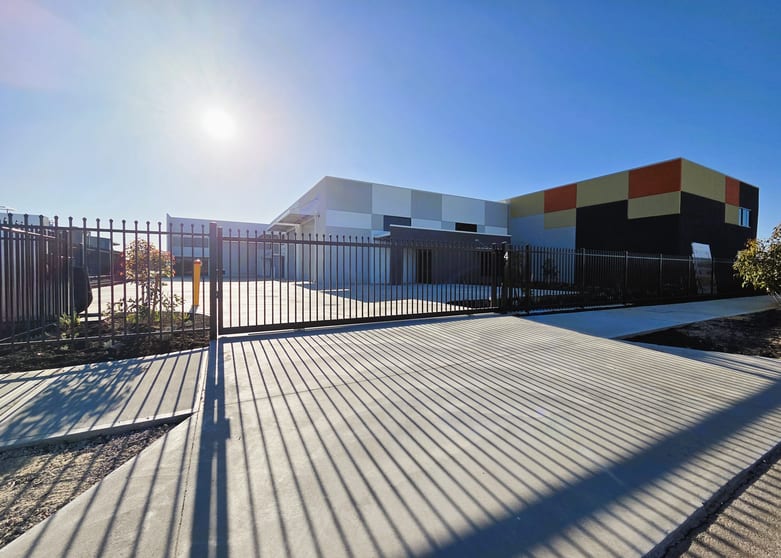 Click to view all images 2/4 Mervyn Street Stake Hill WA 6181 - Image 2