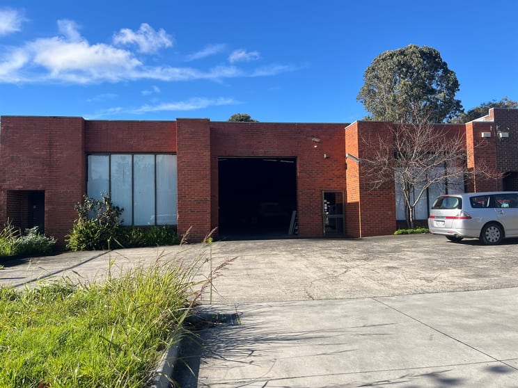 Click to view all images 18 Michellan Court Bayswater VIC 3153 - Image 2
