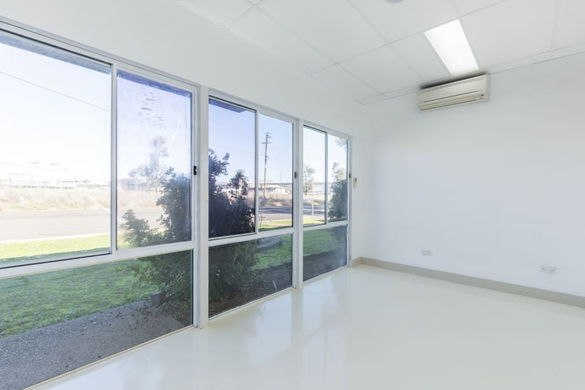 Click to view all images 4 & 5, 19 Wallamore Road Tamworth NSW 2340 - Image 3