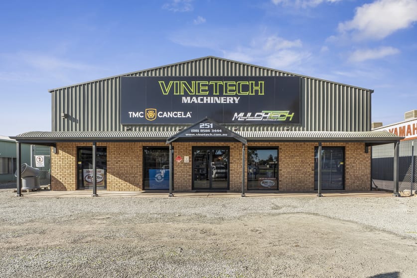 Click to view all images 251 Renmark Avenue Renmark SA 5341 - Image 1