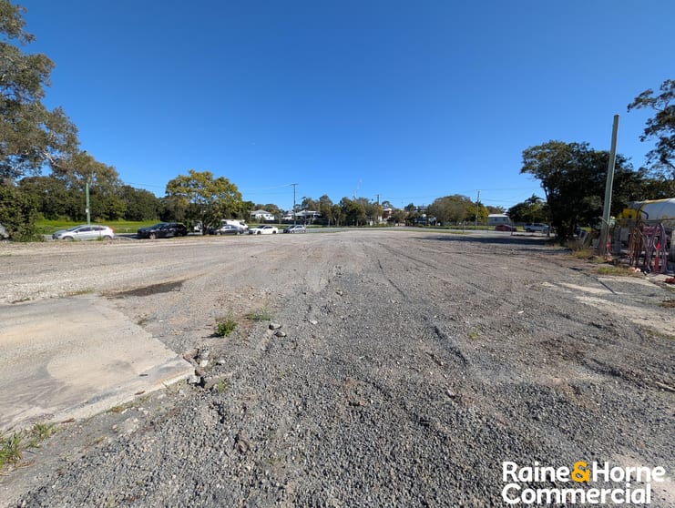 Click to view all images 104 Somerset Street Windsor QLD 4030 - Image 2