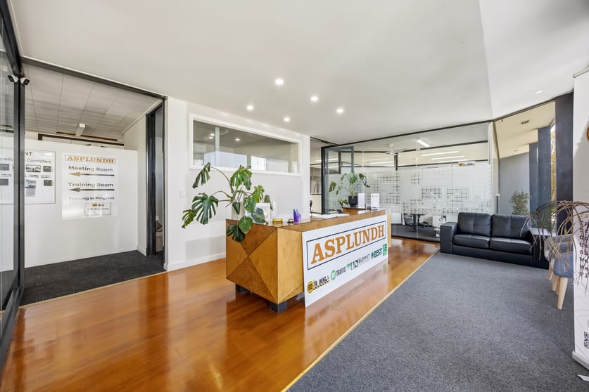 Click to view all images 998 Norman Street Wendouree VIC 3355 - Image 3