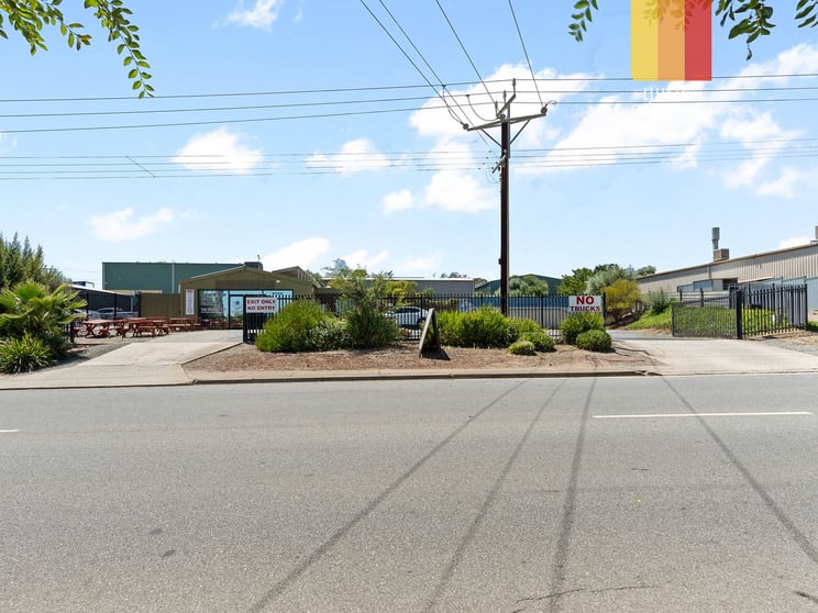 Click to view all images 11 Aldenhoven Road Lonsdale SA 5160 - Image 3