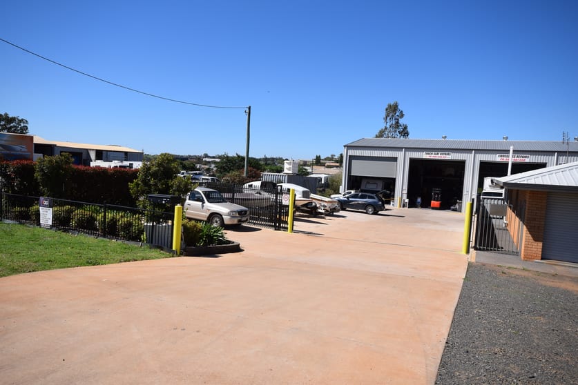 Click to view all images 41 Canning Street Drayton QLD 4350 - Image 1