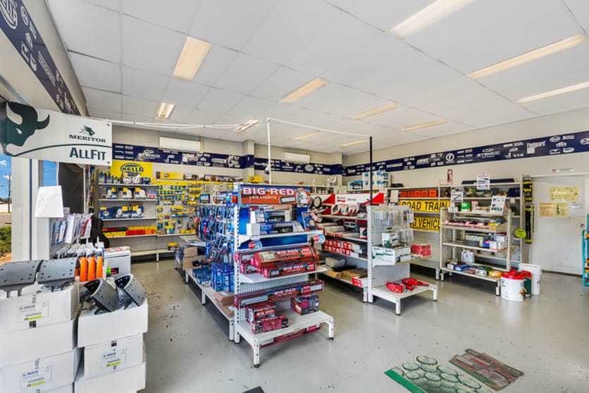 Click to view all images 303 Taylor Street Wilsonton QLD 4350 - Image 3