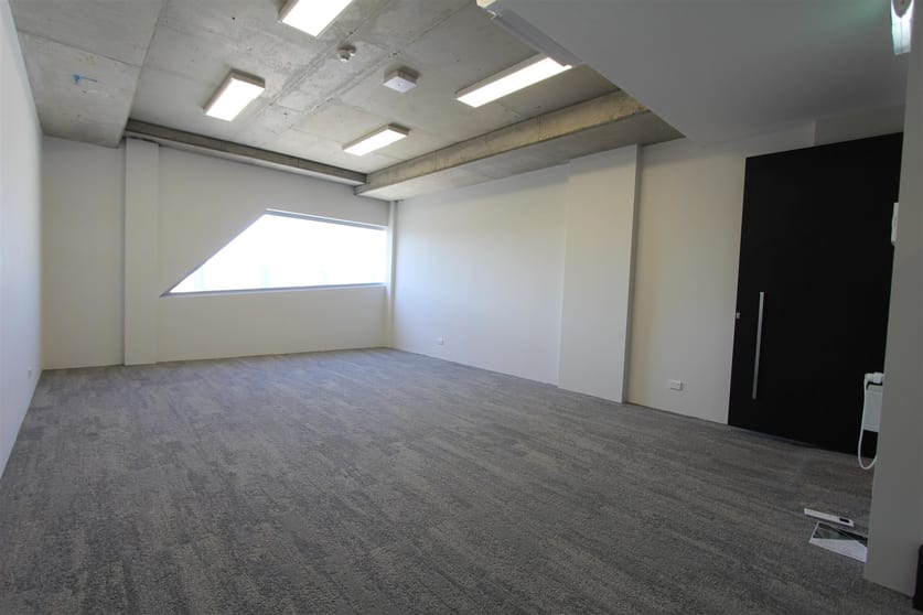 Click to view all images C-213/16 Wurrook Circuit Caringbah NSW 2229 - Image 2