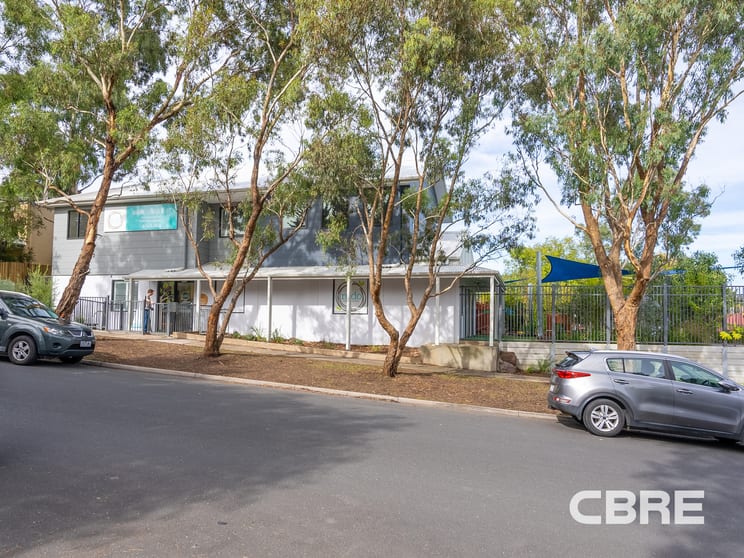 Click to view all images 2 Crew Street Yallambie VIC 3085 - Image 3
