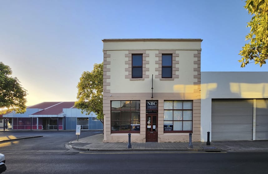 Click to view all images 35 Gray Street Mount Gambier SA 5290 - Image 2