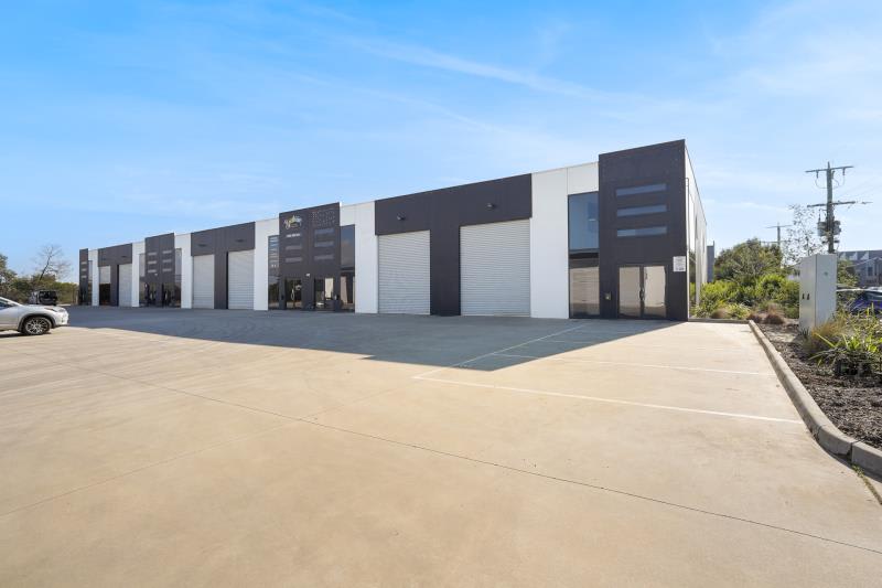Click to view all images Unit 2/7 Sharnet Circuit Pakenham VIC 3810 - Image 1