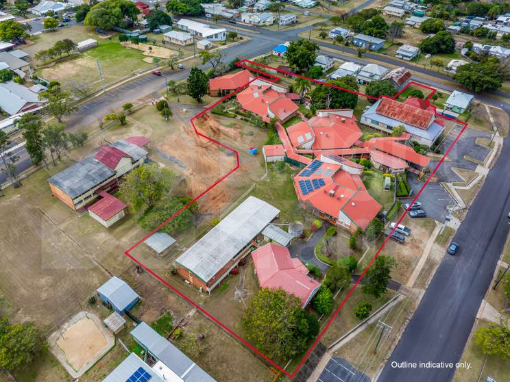 Click to view all images Large-Scale Accommodation/35 Hall St Mount Morgan QLD 4714 - Image 2