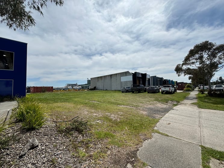 Click to view all images 3 Hogan Court Pakenham VIC 3810 - Image 2