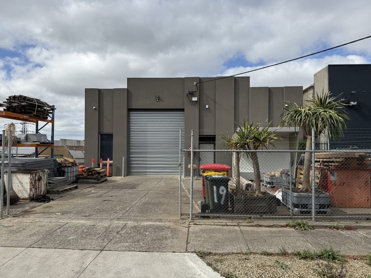 Click to view all images 19 Hillwin Street Reservoir VIC 3073 - Image 1