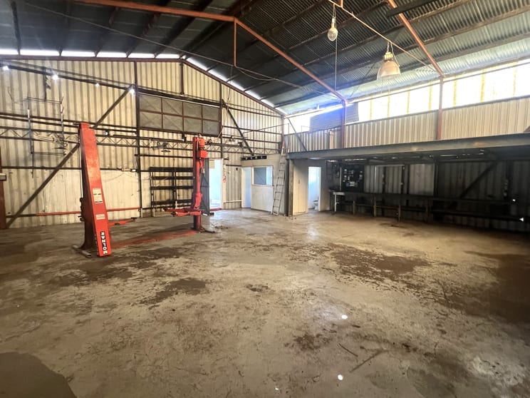 Click to view all images 10 Boyd Street Gayndah QLD 4625 - Image 2