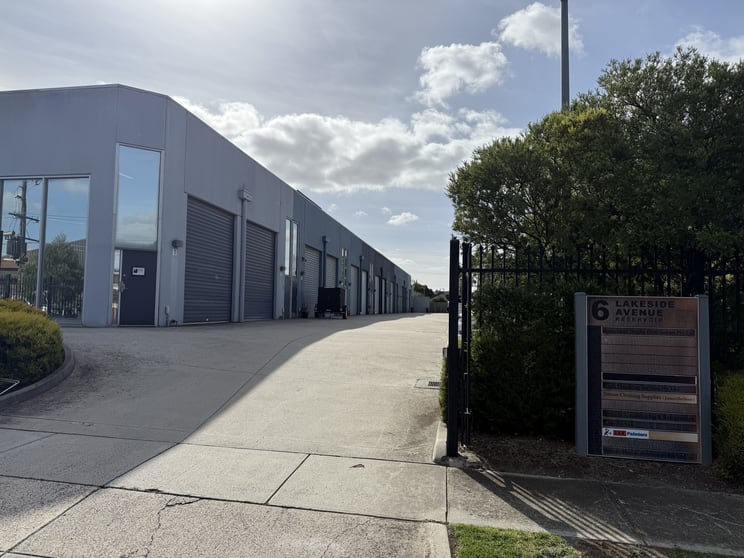 Click to view all images 2/6 Lakeside Avenue Reservoir VIC 3073 - Image 3