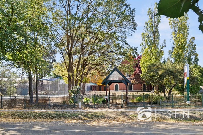 Click to view all images 89 Main Road Campbells Creek VIC 3451 - Image 2
