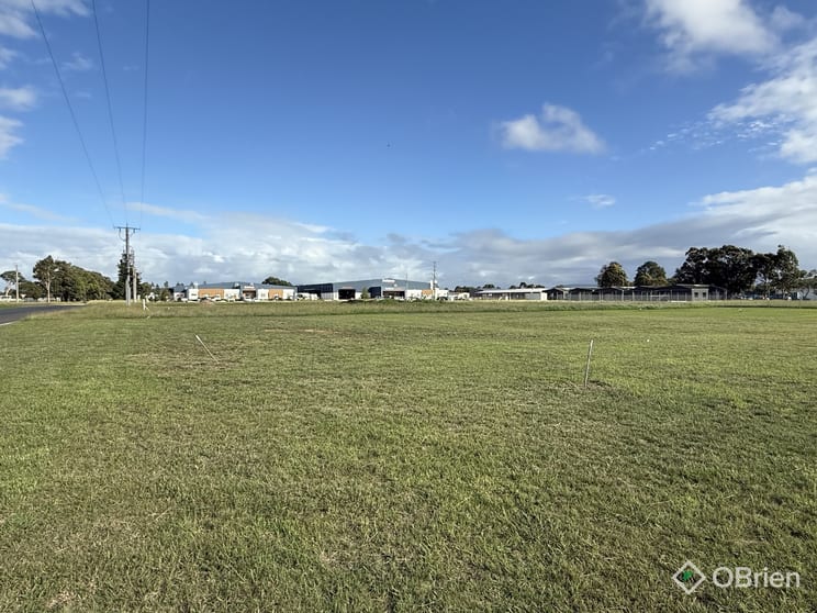 Click to view all images 1/3 Jackson Crescent Bairnsdale VIC 3875 - Image 2