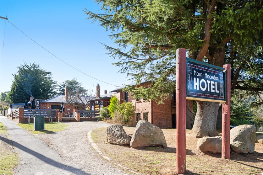 Click to view all images 694-696 Mount Macedon Road Mount Macedon VIC 3441 - Image 2