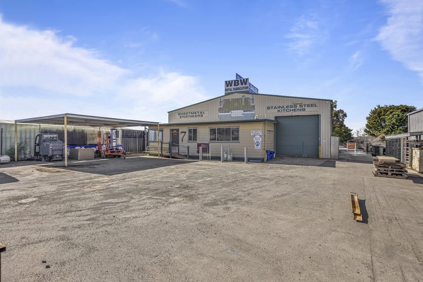 Click to view all images 7 Tait Street Sebastopol VIC 3356 - Image 3