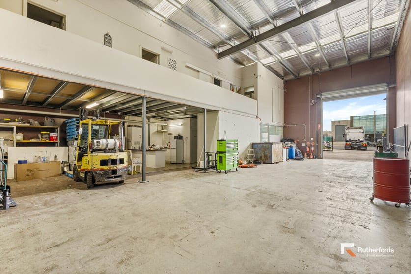 Click to view all images 8 Lawn Court Craigieburn VIC 3064 - Image 2