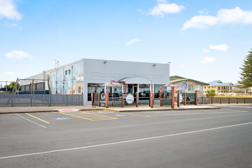 Click to view all images 3 Beach Road Beachport SA 5280 - Image 1