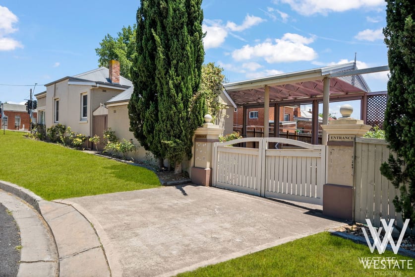 Click to view all images 153 Durham Street Bathurst NSW 2795 - Image 3