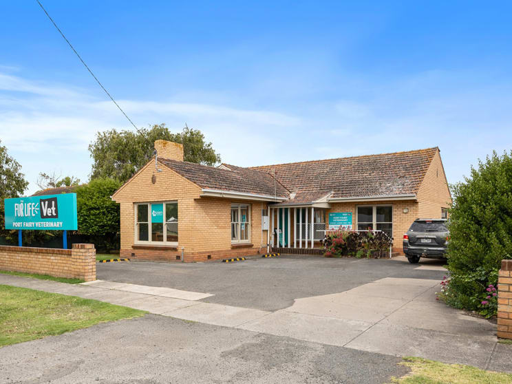 Click to view all images 92 Princes Highway Port Fairy VIC 3284 - Image 1