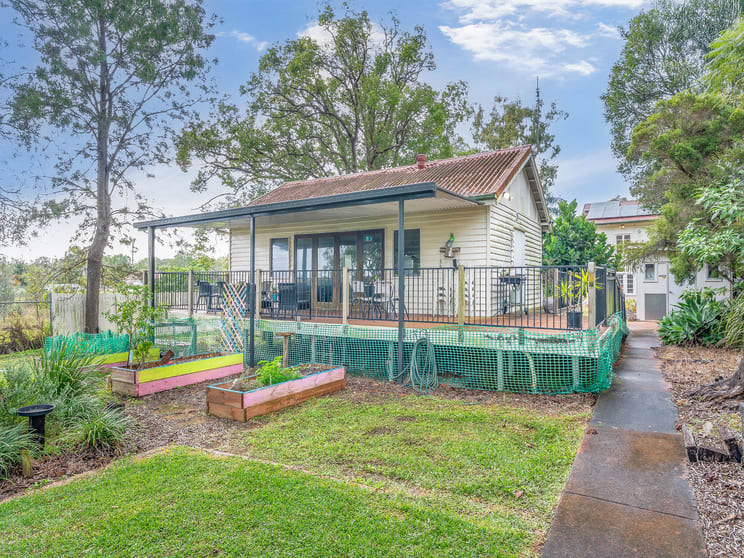Click to view all images 95 Kianawah Road Wynnum West QLD 4178 - Image 3