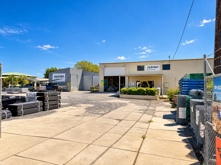 Click to view all images 23-27 Stansfield Street Hughenden QLD 4821 - Image 3